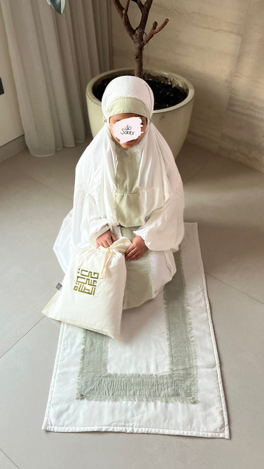 طقم بناتي أخضر مع حقيبة