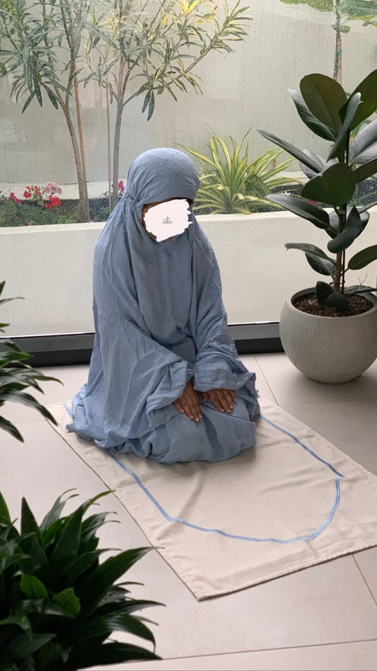 طقم صلاة أزرق خفيف بدون حقيبة